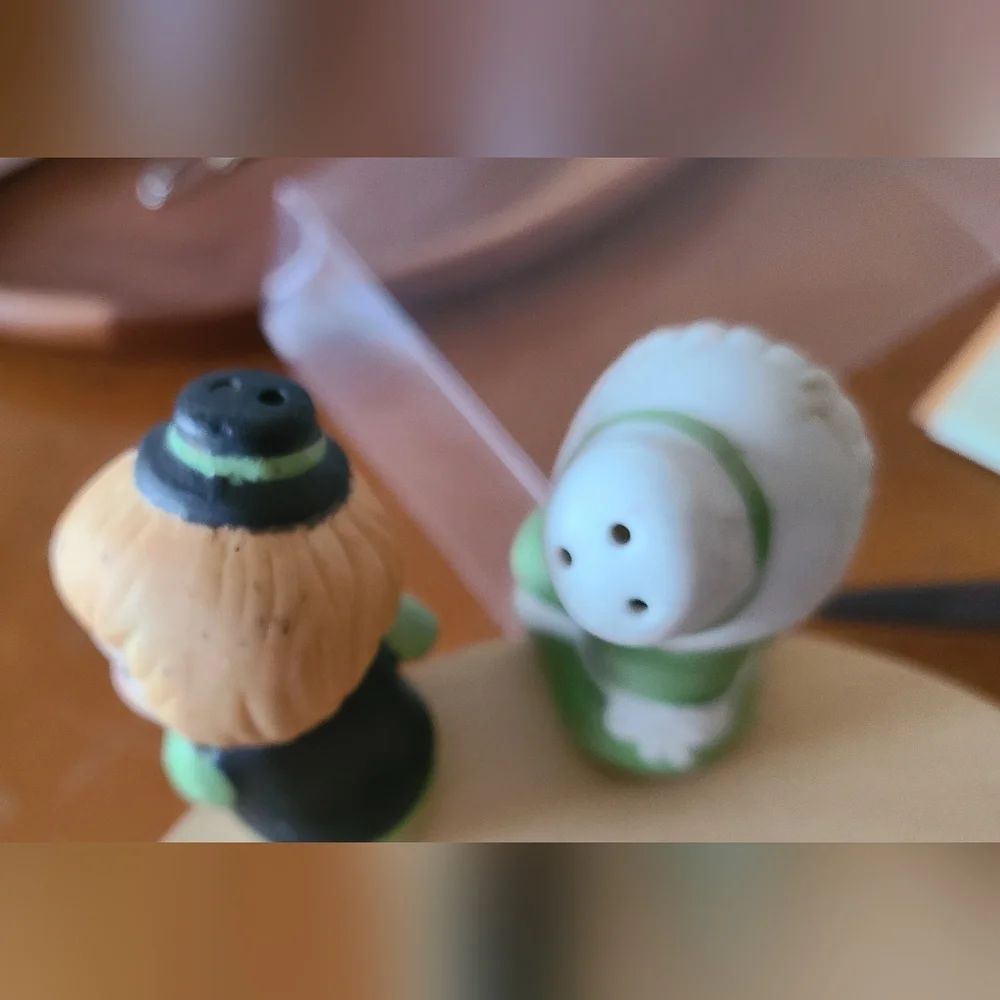 Vintage salt and pepper shakers   bench sitters made in Taiwan